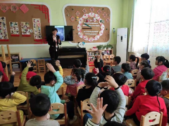 组织博物馆讲解员走进中牟县东风路幼儿园新圃街分园